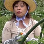 旦那さんとは15年以上のセックスレスと言う畑仕事が似合う田園スマイル熟女をそのままラブホに誘い3P中出しSEX！
