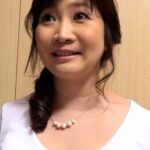 年齢の割にはふんわりした四十路熟女の不思議ちゃん宅で初撮りAV撮影！弾ける敏感巨乳と甘い喘ぎで男優の肉棒もガチガチにする適性抜群のエロSEX！