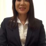 清楚な雰囲気の50歳バツイチで元予備校講師の美熟女が初めてのAV出演を決意！清楚な仮面の下の淫乱性交！