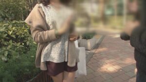 シャープな瞳と端正な顔立ちでとても気が強い奥様と思いきや、脱がせてみると断れないオンナNO.1の神回。「困ります」と言いつつもイイナリな奥様