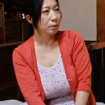 激しいオナニーで自分を慰める欲求不満の超巨乳母さん！そんな母を慰める親孝行な愚息との禁断情事！