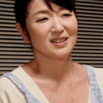 お母さんが欲求不満で台所でオナニー！？悶々とする愛息を優しく癒す熟母と禁断の中出しセックス！